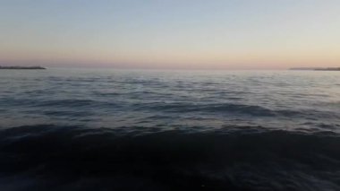 Akdeniz manzarası ve kıyıdan gün batımı, 4k video