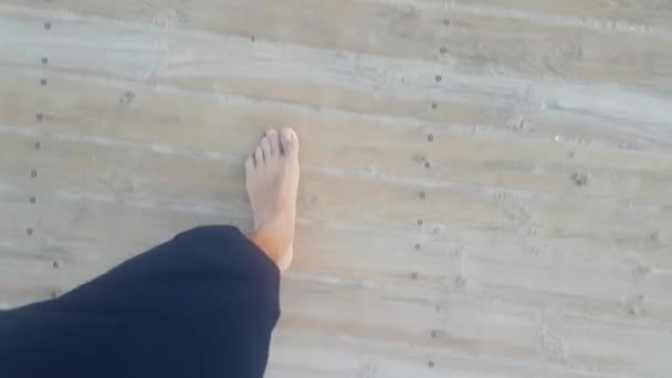 Gambe Maschili Pantaloni Camminano Lungo Sentiero Legno Sulla Costa Mediterranea — Video Stock