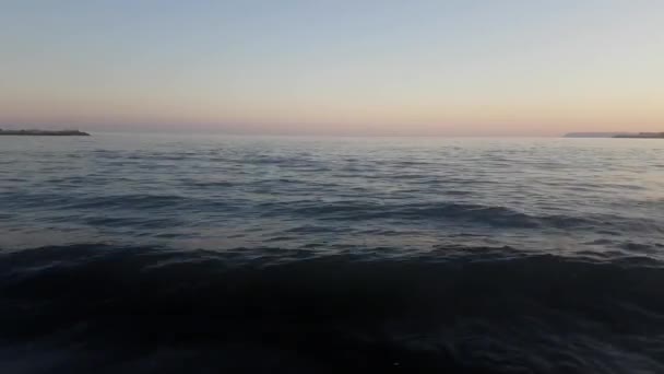 Blick Vom Ufer Auf Das Mittelmeer Und Den Sonnenuntergang Video — Stockvideo