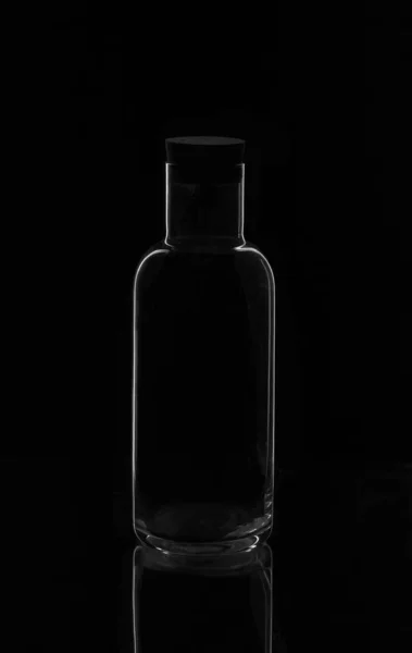 Üres palack vagy kanna sötét alapon elkülönítve — Stock Fotó