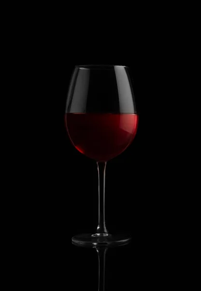 Rött vin glas på svart bakgrund — Stockfoto