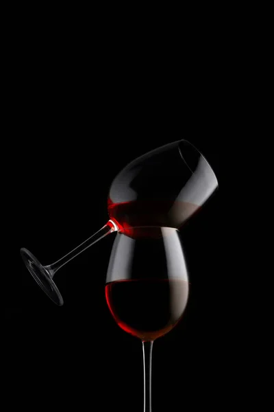Two red wine glasses on a black background — Stock Photo, Image