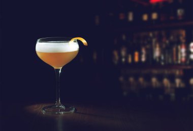Whiskey Sour Cocktail - Limon suyu, şeker şurubu ve kopyalama alanı olan özel bir bardakta yumurta beyazı