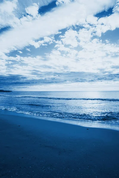 Расслабляющий морской пейзаж с широким горизонтом неба и моря. Фотография тонизирована в современном синем цвете 2020 — стоковое фото