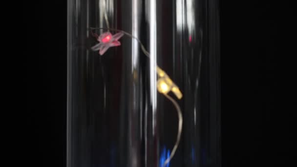 Festival dekorative Lichterketten, die nachts die Glasvase anziehen. warme Beleuchtung, Vintage-Girlanden aus Lampen oder Glaslaternen — Stockvideo