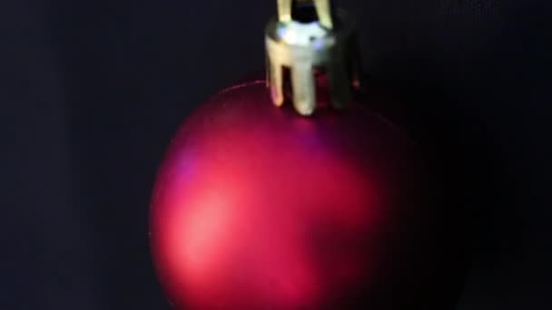 Esfera giratória Decoração de Natal vermelho no fundo preto — Vídeo de Stock