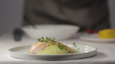 Şef somon balığının üzerine limon suyu sıkıyor. Restoran yemekleri konsepti.