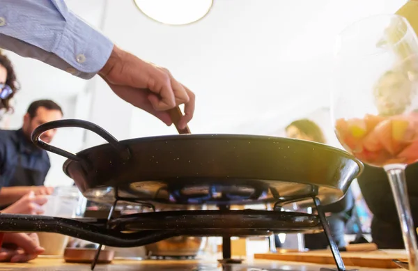 Mulher e homem ensinam seus amigos a cozinhar comida, piza ou torta. Pessoas a cozinhar juntos na cozinha. master class culinária — Fotografia de Stock