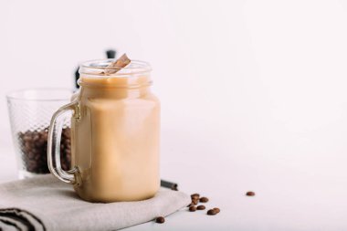 Buzlu sütlü buzlu mason kavanozu.