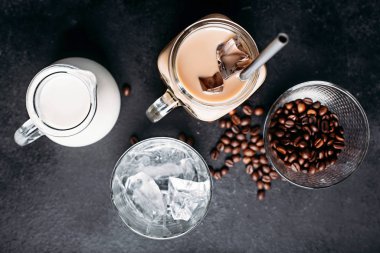 Malzemeli soğuk buzlu kahve: buz küpleri, süt, kahve çekirdekleri