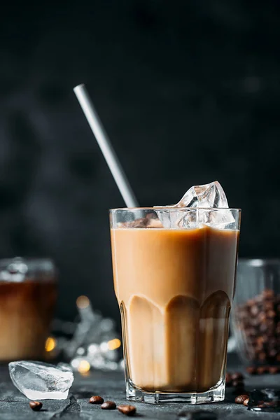 Caffè freddo con latte in vetro alto — Foto Stock