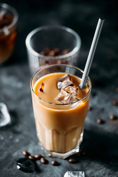 Is kaffe i ett högt glas med grädde hälls över — Stockfoto