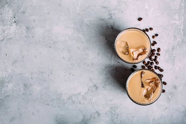 Vegan latte di cocco caffè e chicchi di caffè in due bicchieri su dar — Foto Stock