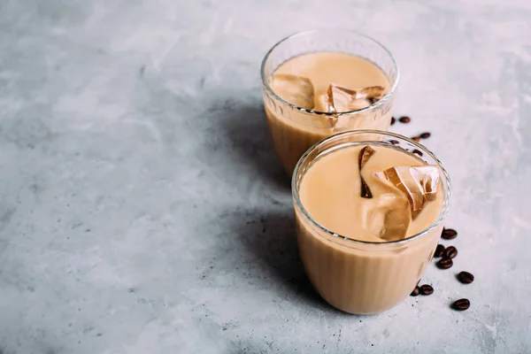 Caffè freddo con vaniglia Cardamomo Latte di mandorla su pietra grigia indietro — Foto Stock