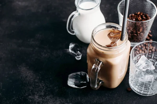 Café glacé froid avec ingrédients : glaçons, lait, grains de café — Photo