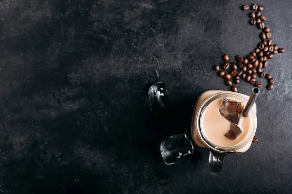 Vaso di vetro in muratura con ghiaccio caffè con latte vista dall'alto — Foto Stock