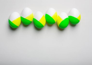 Beyaz arka planda altı renkli paskalya yumurtası