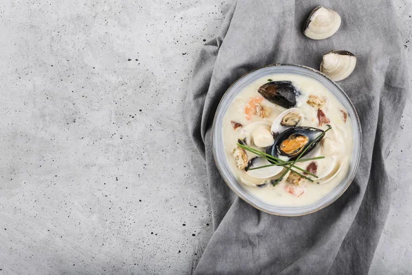 Clam chowder in a gray plate. The main ingredients are shellfish, broth, butter, potatoes and onions. — 스톡 사진