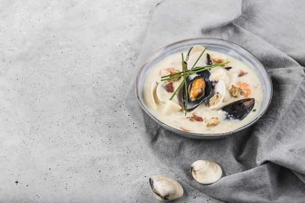 Кухонний комбайн у сірій тарілці. Основними інгредієнтами є молюски, бульйон, масло, картопля і цибуля. . — стокове фото