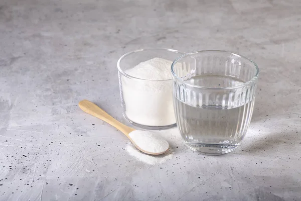 콜라겐 단백질 분말 - 수소화. 숟가락과 물 한 잔. — 스톡 사진