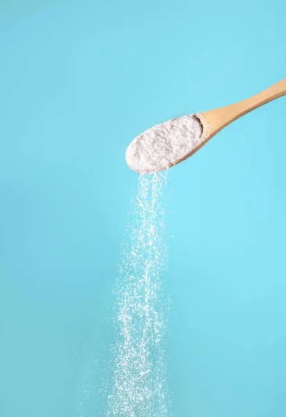 Colágeno o proteína en polvo sobre fondo verde azulado . — Foto de Stock