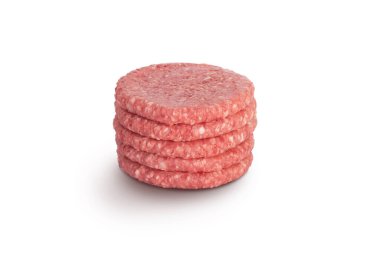 Beyaz arka planda izole edilmiş taze çiğ hamburger köftesi yığını. 