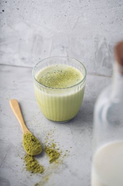 Badem sütlü sıcak yeşil kibrit chai latte, organik modern içecek, dikey.