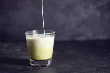 Badem sütlü sıcak yeşil kibrit chai latte, organik modern içecek.