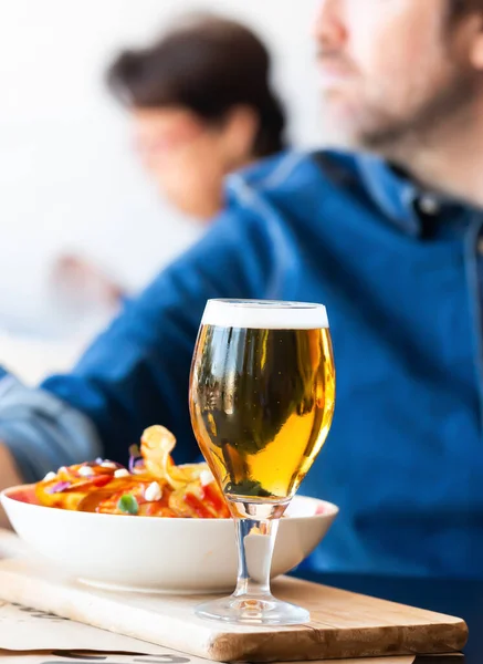 Glas Bier und Chips auf Holztisch — Stockfoto