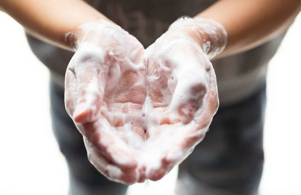 Ragazzo Lavarsi le mani con sapone espanso per essere protetti contro baccalà — Foto Stock