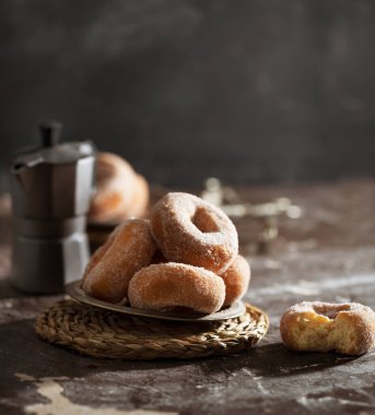 Koyu arkaplanda şeker tozu olan çörekler