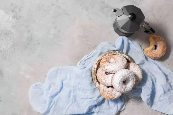 Пончики з цукровим порошком на сірому фоні — стокове фото