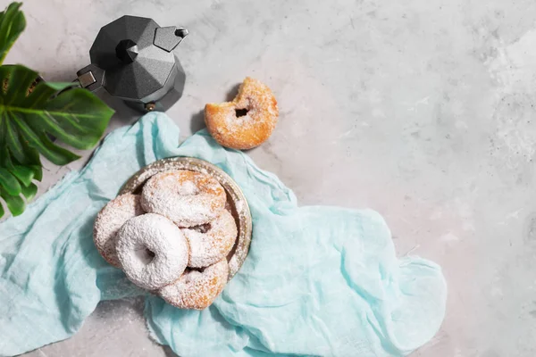 Donuts met suikerpoeder op grijze achtergrond — Stockfoto