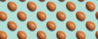 Yeşil arka planda kusursuz yumurta deseni. En az izometrik gıda dokusu