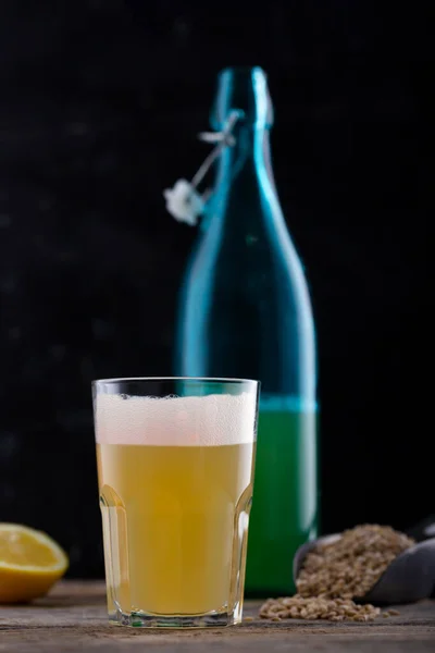 ガラスとボトルの自家製クラフトビール ダークウッドの背景 — ストック写真