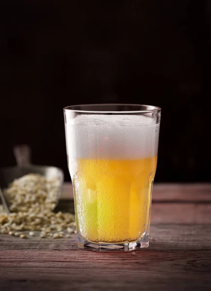 ガラス製の自家製クラフトビール コピースペース付きの暗い木製の背景 — ストック写真