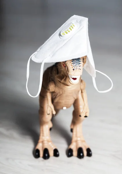 Dinozor Oyuncağı Koronavirüs Koruyucu Maske Takıyor Dikey Yönelim — Stok fotoğraf