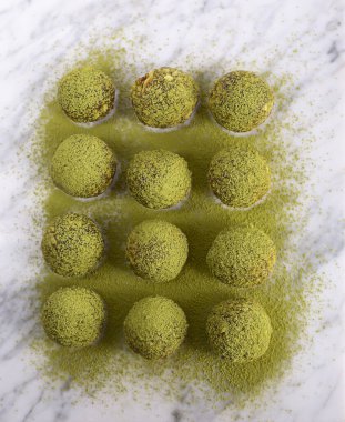 Çağdaş, yeşil çay, kibrit enerji ısırığı, fındık, kakao, çikolata ve yulaf ile hazırlanmış. Beyaz arkaplan, üst görünüm