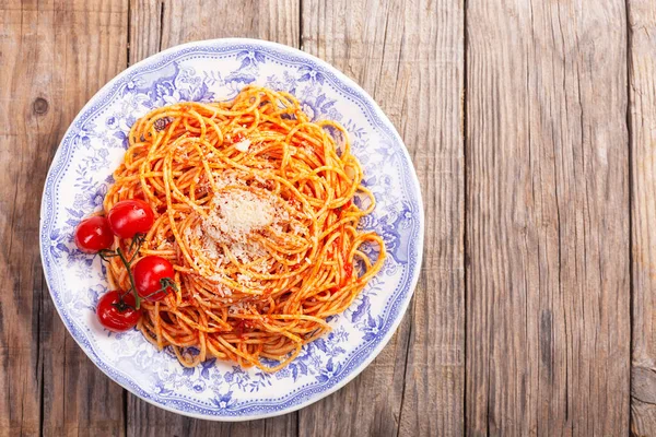 Makaron Sosem Pomidorowym Pomidorami Wiśniowymi Bazylią Drewnianym Rustykalnym Tle Spaghetti — Zdjęcie stockowe