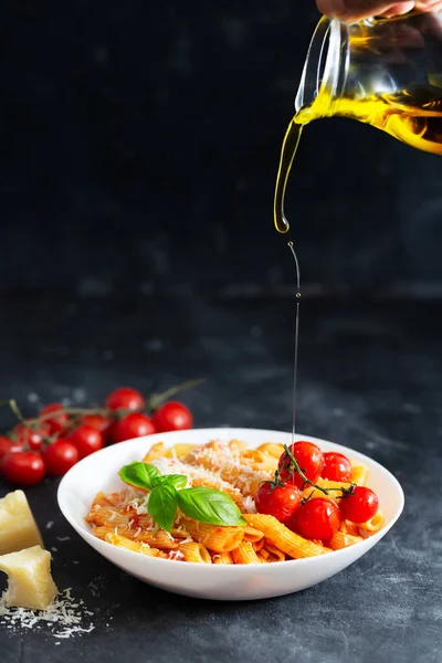 Těstoviny Rajčatovou Omáčkou Čerstvá Bazalka Pečená Rajčata Parmezán Tmavém Pozadí — Stock fotografie