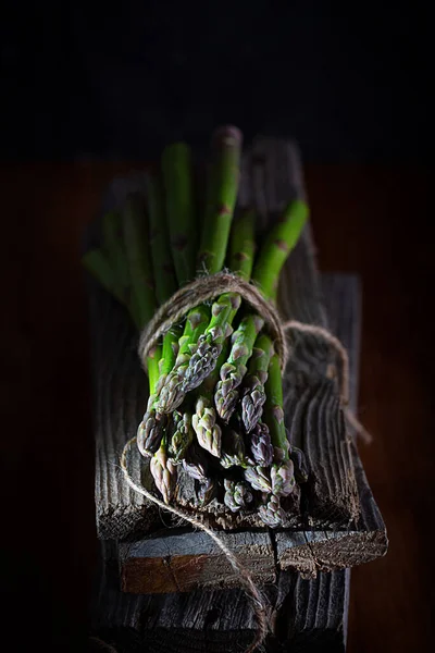 Bunch Fresh Green Asparagus Spears Rustic Wooden Table Vertical Orientation — Stock Photo, Image