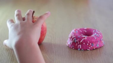 Masada elmalar olmasına rağmen, el donut çalıyor.
