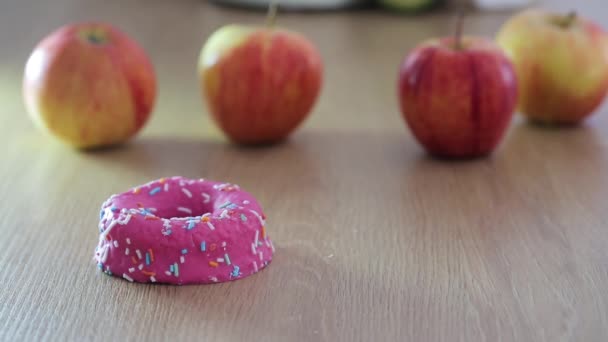 Mano Roba Donut Aunque Hay Manzanas Mesa Vídeo Divertido — Vídeos de Stock