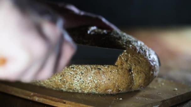 Άνθρωπος Φέτες Ψωμί Δημητριακών Ένα Τραπέζι Σκούρο Φόντο Κοντά Fullhd — Αρχείο Βίντεο