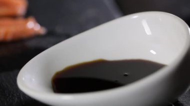 Tahtada Kırmızı Balık Kesen Adam