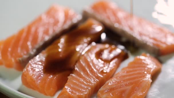 Человек берет рыбного лосося с японской палочкой для еды — стоковое видео