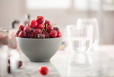 Beyaz masadaki kirazlar kahvaltı için hazırlandı, kopyalama alanı