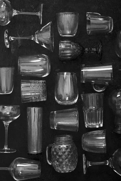 Átlátszó üveg készlet a sötét háttér — Stock Fotó