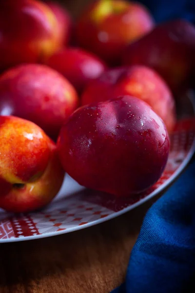 プレート上のカラフルなネクタリンフルーツや桃のグループ — ストック写真