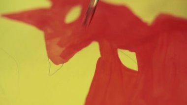 Boya resim sınıfta kız berabere